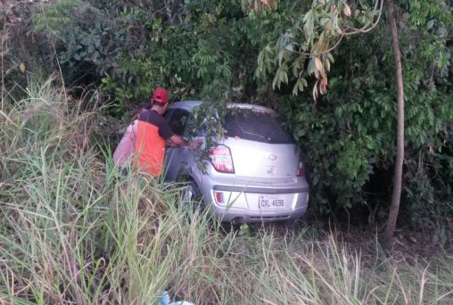 Motorista perde controle de veículo e cai em ribanceira na BR 364 
