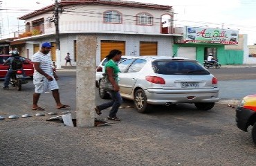 CENA DA CIDADE – Tábua vira placa de sinalização de mega-buraco no centro de Porto Velho – FOTOS