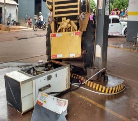 DESGOVERNADO – Trator invade posto derruba bomba e bate em fusquinha