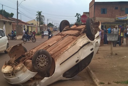 Carros capotam durante  colisão em cruzamento 
