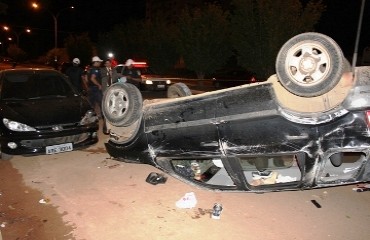 Carro desgovernado sobe em canteiro, arranca arvore, derruba poste e capota na capital