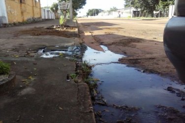 Esgoto estourado no Centro traz transtorno a população