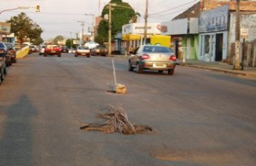 SERVIÇO PORCO - Duas novas crateras surgem na avenida Abunã, acidentes não estão descartados