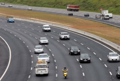 Farol baixo será obrigatório até de dia na estrada 