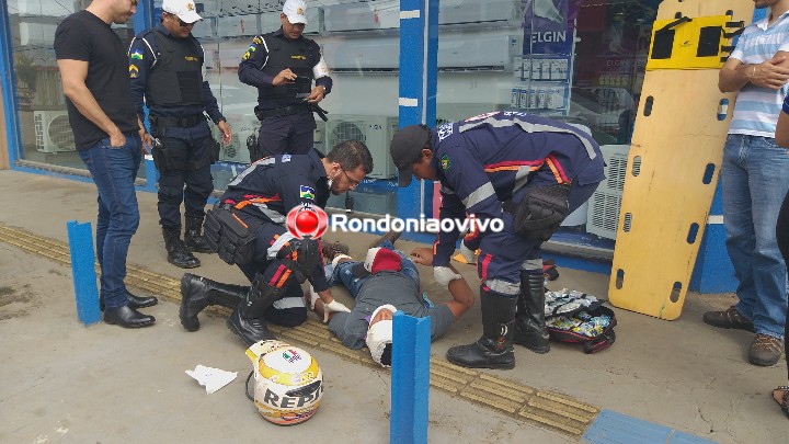 LANÇADO NA CALÇADA: Motociclista fica gravemente ferido após acidente com carro em semáforo