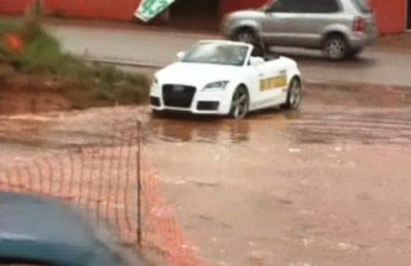 O LIXO E O LUXO – Audi TT enfrenta lameiro nas ruas de Porto Velho – Vídeo  