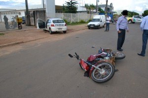 Motoqueiro fratura fêmur e quebra dedos em grave acidente com carro