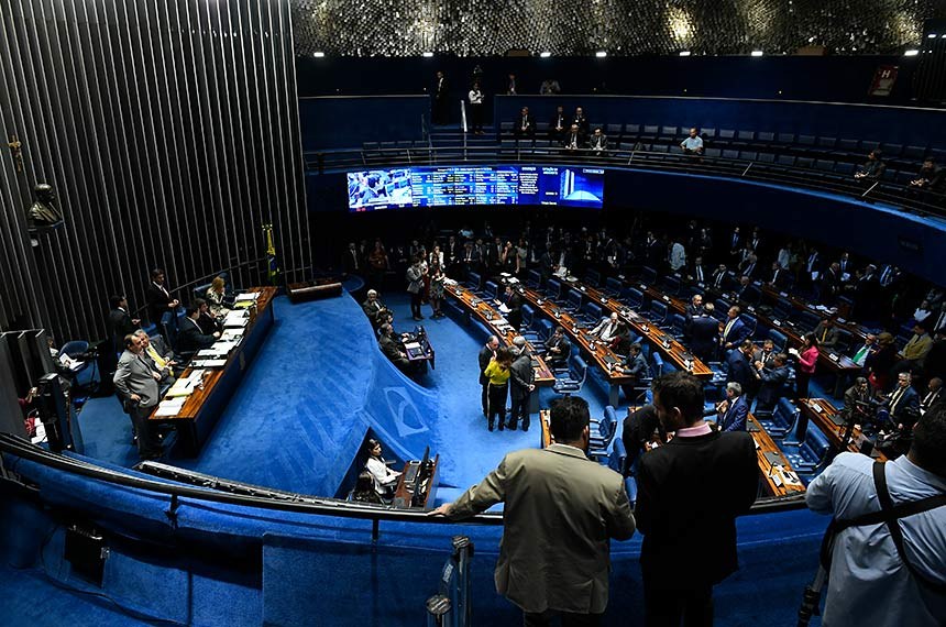 BALEIA AZUL: Senado aprova lei que criminaliza desafios que levam à automutilação