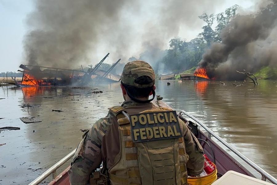 OPERAÇÃO: PF inutiliza 223 balsas de garimpo ilegal no Amazonas