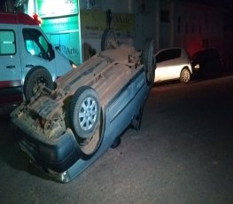 GRAVE: Carro é atingido por moto e capota em cruzamento