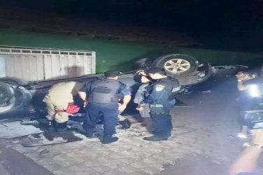 PERIGO - Motorista capota caminhonete em  rotatória na capital e para em frente a residência