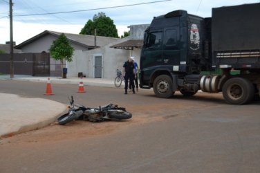 Carreteiro e motociclista colidem em cruzamento não sinalizado e deixa feridos