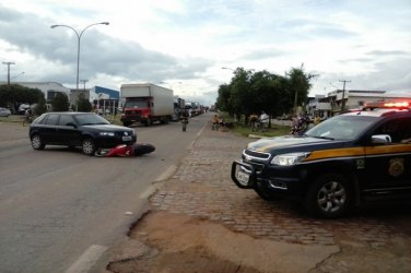 Colisão entre carro e motocicleta deixa motociclista com ferimentos leves