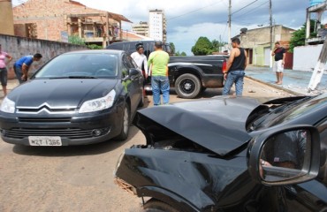 CENA DA CIDADE - Colisão tripla na Tenreiro Aranha quase derruba poste de energia - Fotos e Vídeos