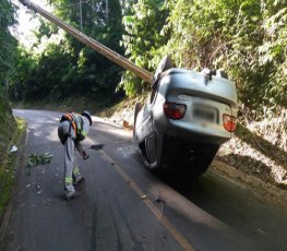 Veículo capota após colidir e derrubar poste 