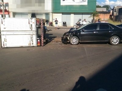 Caminhão baú tomba na pista após acidente na marginal da BR-364
