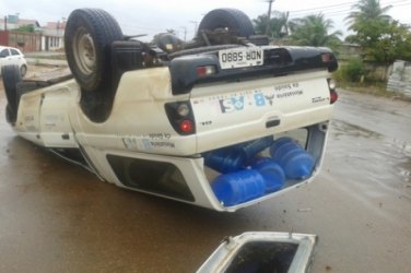 Veículo do governo capota em avenida na capital por causa de buraco
