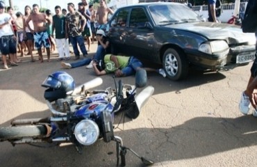 Carona de motocicleta fratura perna em cruzamento ao chocar com carro - Fotos