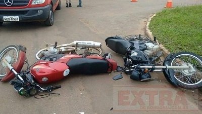 Motos colidem em cruzamento e uma mulher fica ferida