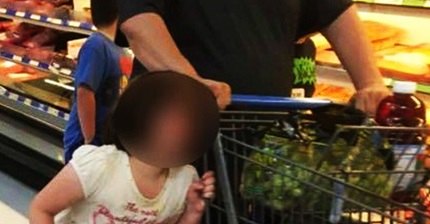 ABSURDO - Pai faz compras em mercado com filha presa pelo cabelo no carrinho