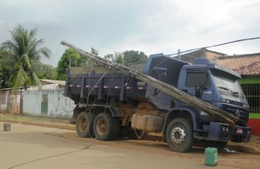 MOTORISTA FUGIU - Caminhão derruba poste e deixa comunidade sem energia elétrica - Fotos