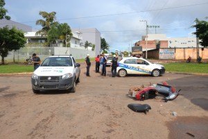 Mulher sofre fratura ao bater em carro