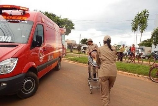 Mulher pula de moto em movimento e fica desacordada