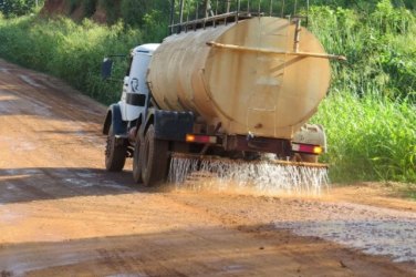 Caminhão pipa molha ruas em plena temporada de chuvas