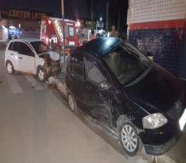 COLISÃO: Carro avança sinal vermelho e mulher fica lesionada
