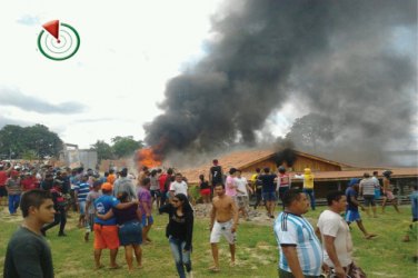 Comunidade se revolta e queima casa de prefeito no AM