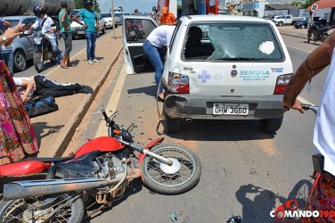 Motociclista bate na traseira de veículo e sofre fraturas nos braços