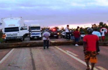 Moradores de Jacy Paraná bloqueiam BR 364 em protesto de falta de energia elétrica, serviço continua um 