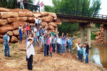 Prefeitura entrega ponte a moradores de município 