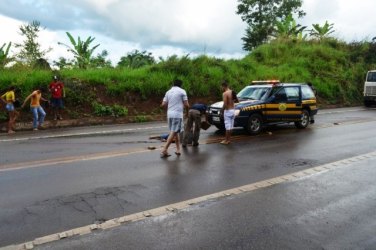 JARU - Motociclista sem capacete morre ao cair na BR-364