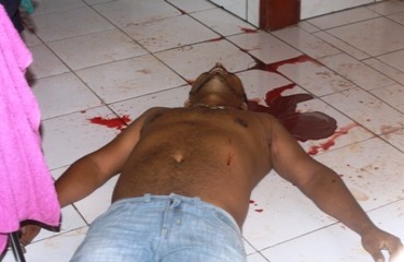 Traficante é executado com três tiros na cabeça dentro da própria casa - Imagens de alto impacto