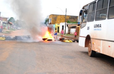 SEM ASFALTO – Comunidade bloqueia avenida em protesto na capital – Fotos