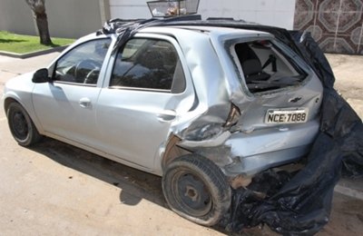 Motorista foge ao bater em carro que estava estacionado