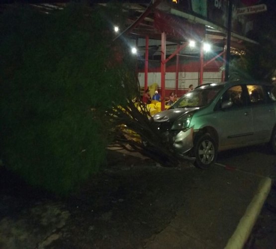 TRESLOUCADO – Caminhão avança sinal e causa acidente na avenida Rio Madeira