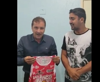 LEVA EU - VIDEO: Após sumir no carnaval, prefeito surge promovendo venda de abadá