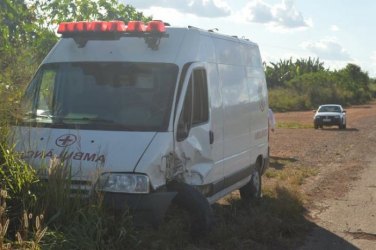 Pneu de carreta se solta e atinge caminhonete