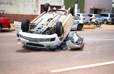 DESATENÇÃO - Motorista avança cruzamento e provoca capotamento de veículo em via movimentada - FOTOS