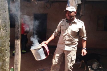 Panela esquecida em fogão ligado quase resulta em incêndio
