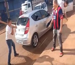 EXCLUSIVO - Vídeo mostra ataque de taxistas contra carro do Uber em Porto Velho - FOTOS