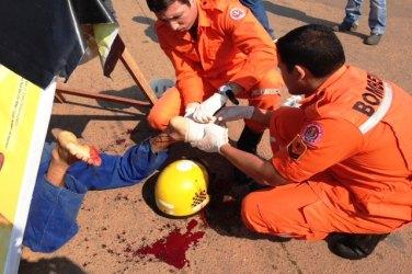 CAOS NO TRÂNSITO - Motorista avança preferencial e causa grave colisão com duas pessoas