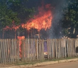 Casa de madeira é consumida pelo fogo na zona Sul