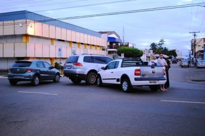 CENA DA CIDADE - Pajero avança preferencial e provoca acidente