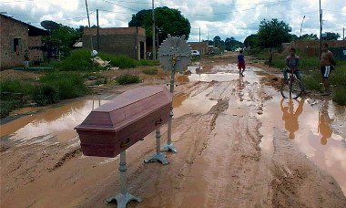 Indignados com Mauro Nazif moradores protestam na Zona Leste