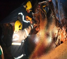 BR 364 - Acidente com carretas e ônibus deixa um morto