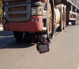 Motocicleta fica presa embaixo de carreta em acidente