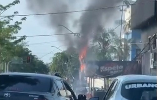 VEJA VÍDEO: Poste de energia pega fogo na avenida Guaporé; Energisa foi acionada